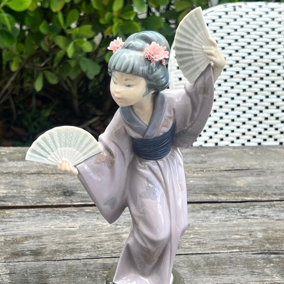 LLADRO PORCELAIN FIGURINE # 4991 "Madame Butterfly" Geisha Girl w/ 2 Fans - Picture 2 of 8